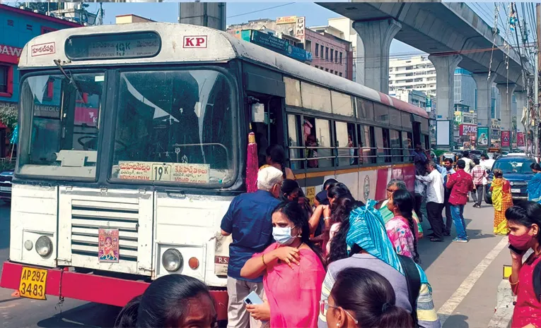 ప్రయాణికులు ఒకవైపు.. సిటీ బస్సులు మరోవైపు...