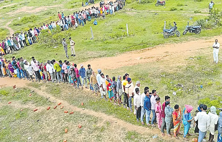 Farmers queue for hours for urea