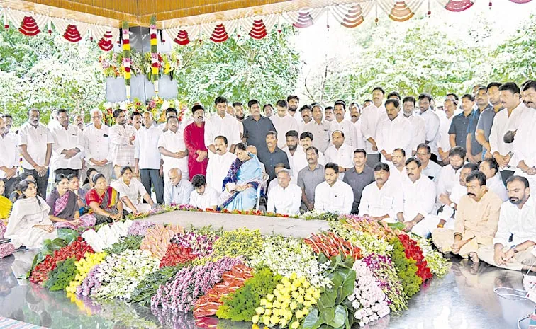 YS Jagan Pays Tribute To Dr YS Rajasekhara Reddy at Idupulapaya