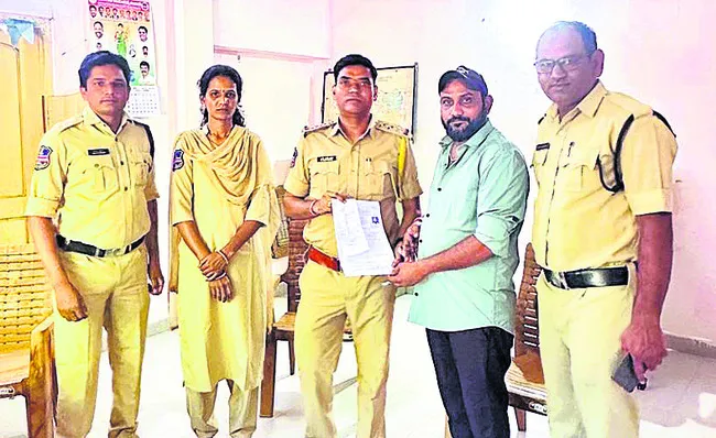 మద్యం షాపులకు బోణీ