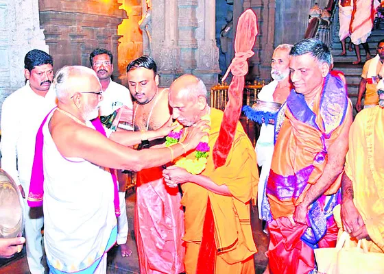 యాదగిరీశుడి సేవలో పాదరాజ మఠం పీఠాధిపతి