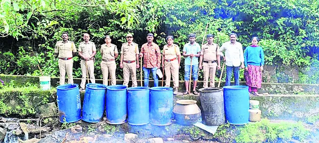 సారా తయారీపై ఉమ్మడి రాష్ట్రాల ఎకై ్సజ్‌ దాడులు 