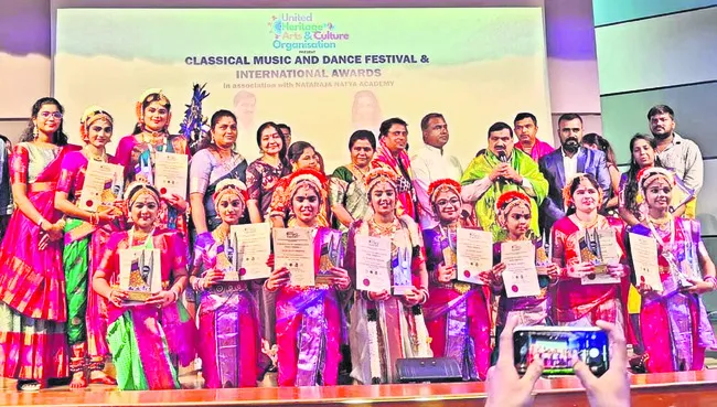 ఆర్మూర్‌ కళాకారులకు అవార్డుల పంట 