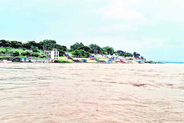 మళ్లీ పెరిగిన గోదావరి