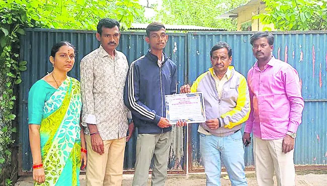 జాతీయస్థాయి ఫుట్‌బాల్‌ పోటీలకు విద్యార్థి
