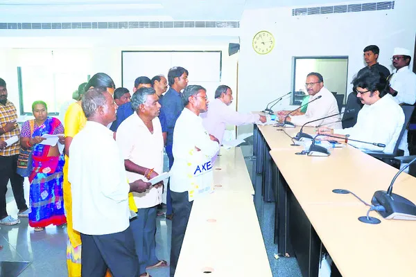 ప్రజావాణి దరఖాస్తులు వెంటనే పరిష్కరించాలి