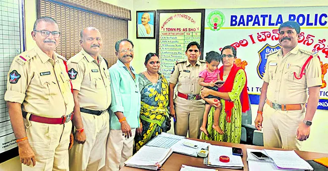 తప్పిపోయిన పాప తల్లిదండ్రుల చెంతకు