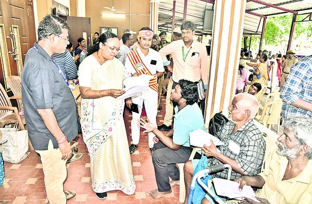 దివ్యాంగుల సమస్యలను పరిష్కరించాలి