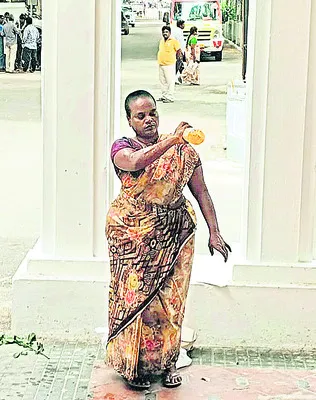 ఆత్మాహుతికి మహిళ యత్నం