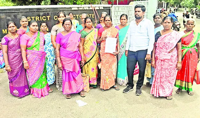 ఉచిత ఇంటి స్థలాలు ఇవ్వాలని ధర్నా