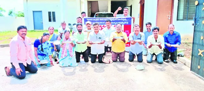 ఎమ్మెల్యే క్యాంపు ఆఫీస్‌ ఎదుట వర్కర్ల భిక్షాటన
