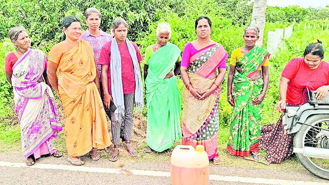 కోర్టులో ఉన్న భూమిపై కూటమి నేత పెత్తనం 
