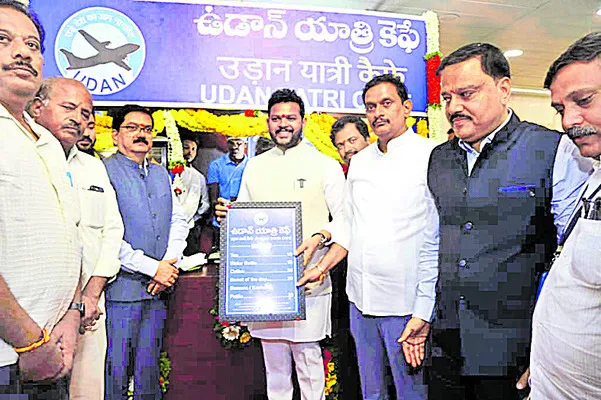 విమానాశ్రయంలో కెఫే స్టాల్‌ ప్రారంభం 
