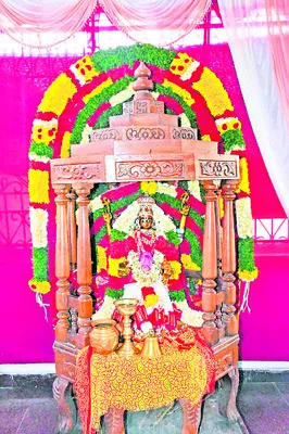 భద్రకాళి అమ్మవారికి భద్రపీఠసేవ,  అశ్వవాహన సేవ
