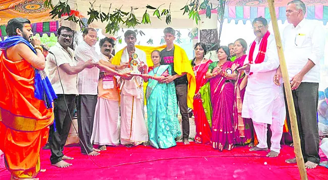 ఆలయాభివృద్ధికి వేతనం వితరణ 