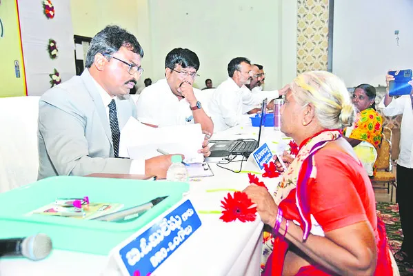అర్జీలపై ప్రత్యేక దృష్టి సారించండి 