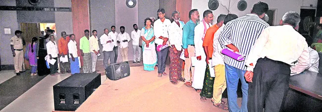 బారులు తీరి.. సమస్యలు నివేదించి!