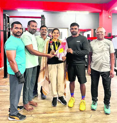 పవర్ లిఫ్టింగ్లో బంగారు పతకం