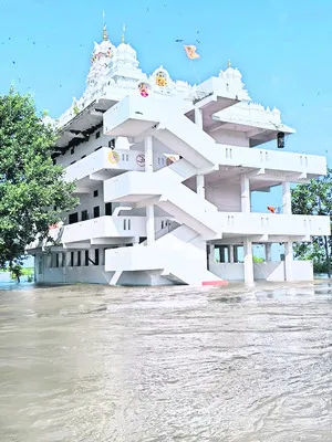 సంగమ క్షేత్రం.. జల దిగ్బంధం 