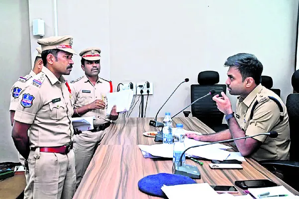 ఓటర్లను ప్రభావితం చేయొద్దు