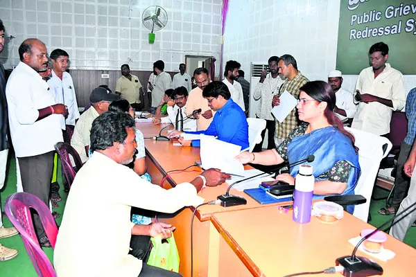 అర్జీల పరిష్కారంలో నిర్లక్ష్యం వీడాలి