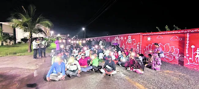 వర్షంలో సచివాలయ ఉద్యోగుల నిరసన
