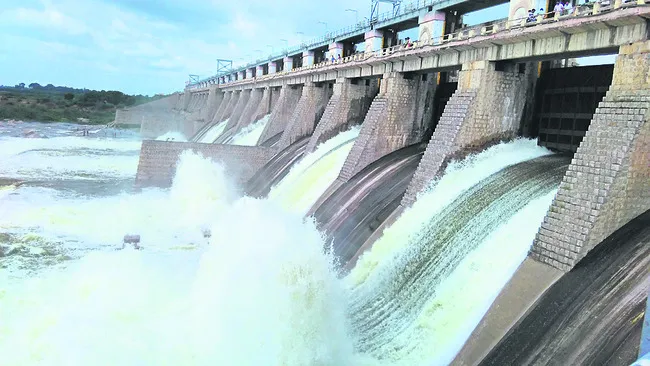 సీఎంఆర్ఎఫ్ చెక్కుల పంపిణీలో గోల్మాల్
