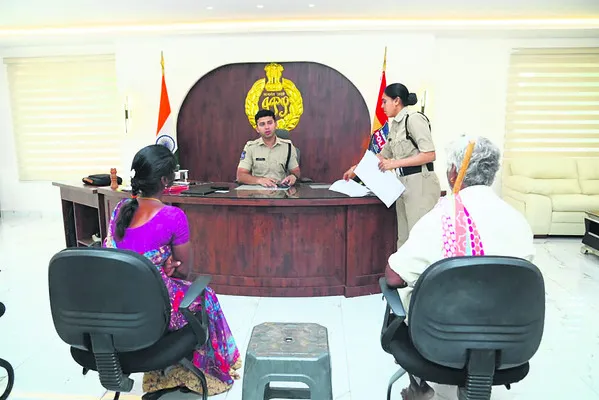 ఫిర్యాదులను త్వరగా పరిష్కరించాలి