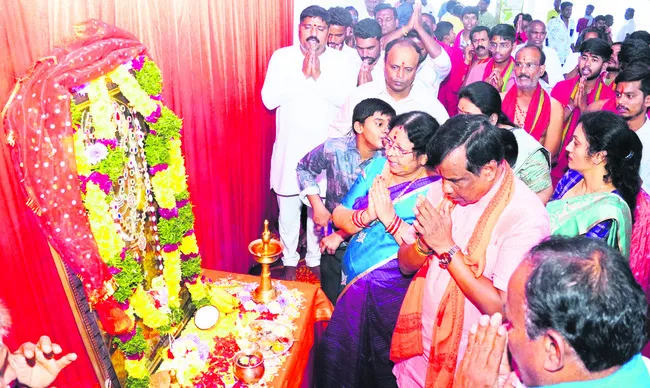 భవానీ స్వాముల సేవలో అర్బన్ ఎమ్మెల్యే