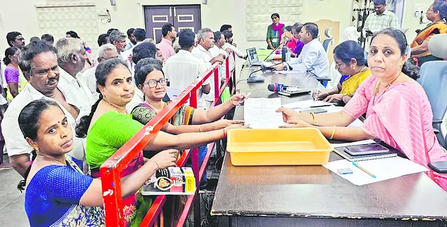 నిత్యావసరాల ధరలు తగ్గించాలి 