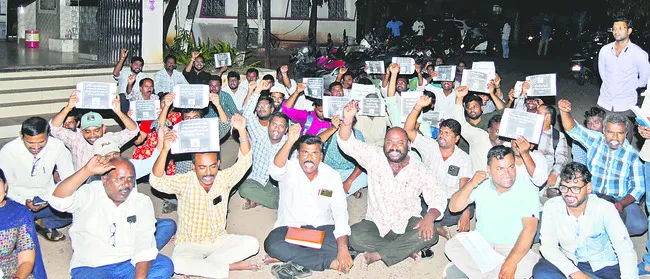 వలంటీర్‌ విధుల నుంచి విముక్తి కలిగించండి 