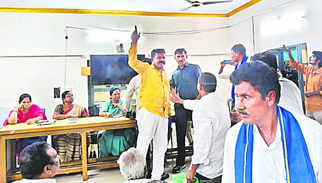 దళిత నాయకుల నినాదాలు..