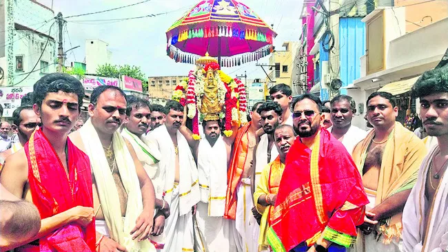 వైభవం.. బిందెసేవ గ్రామోత్సవం