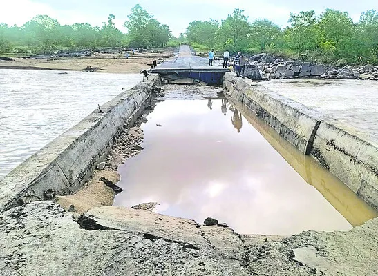 అలుగుపారి..  వంతెన దెబ్బతిని
