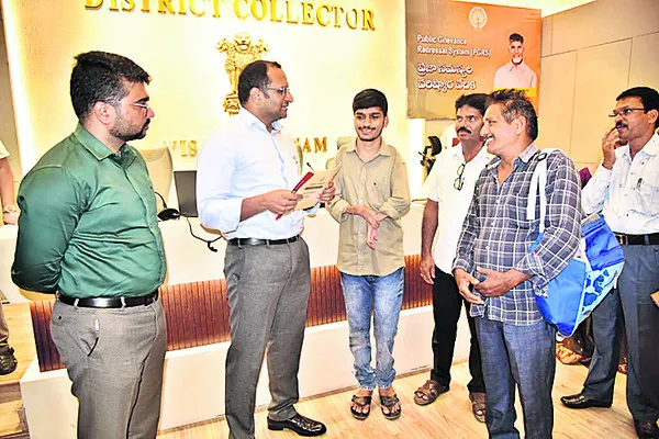 ఎడమ కాలితో పరీక్ష రాసి ఉద్యోగం 
