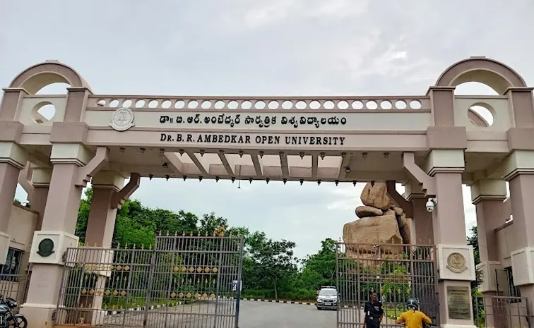 అక్షరాన్ని అందిస్తూ... 