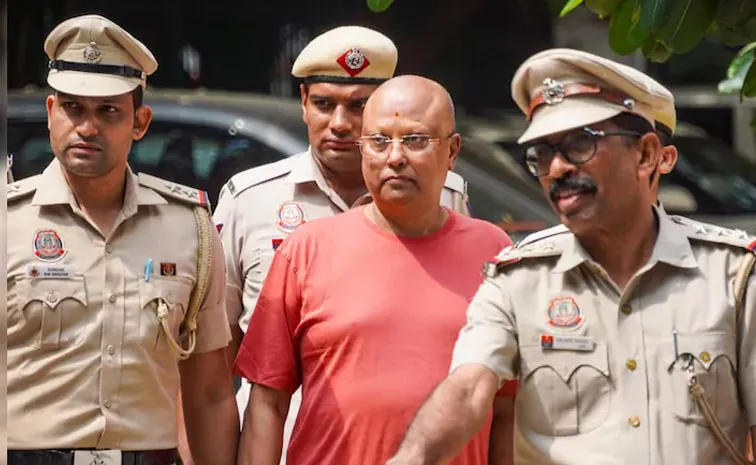 Delhi Baba Saved Screenshots of Womens Profile Pics