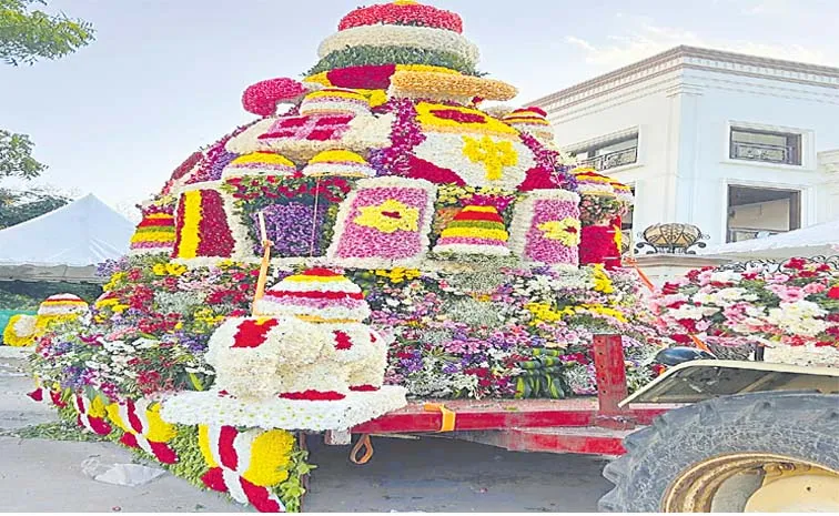 Dussehra 2025: Making Huge Bathukamma With Varieties Of Flowers 