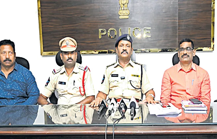 పోలీసుల గురించి మాట్లాడితే.. దూల తీరుస్తాం..! 