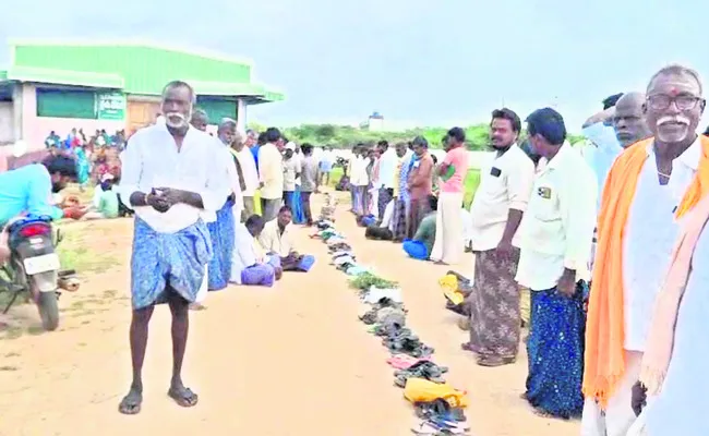 యూరియా కోసం పడిగాపులు