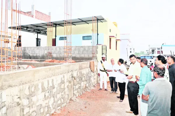 ఇందిరమ్మ ఇళ్లను త్వరగా పూర్తి చేయాలి