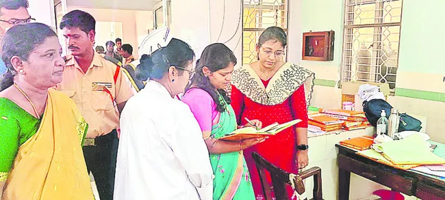 సూపరింటెండెంట్‌ సహా ముగ్గురు వైద్యుల గైర్హాజర్‌