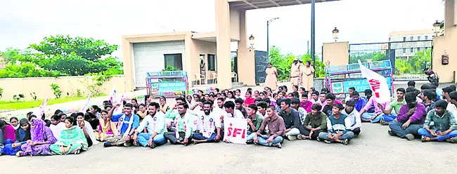 స్కాలర్షిప్ విడుదల చేయాలని ధర్నా
