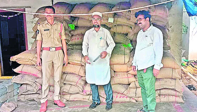 238 బస్తాల రేషన్ బియ్యం స్వాధీనం