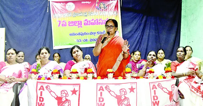 హక్కుల సాధనకు ఉద్యమించాలి