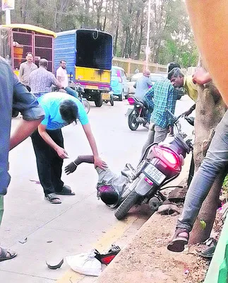 బెంగళూరు రహదారులు రక్తసిక్తం