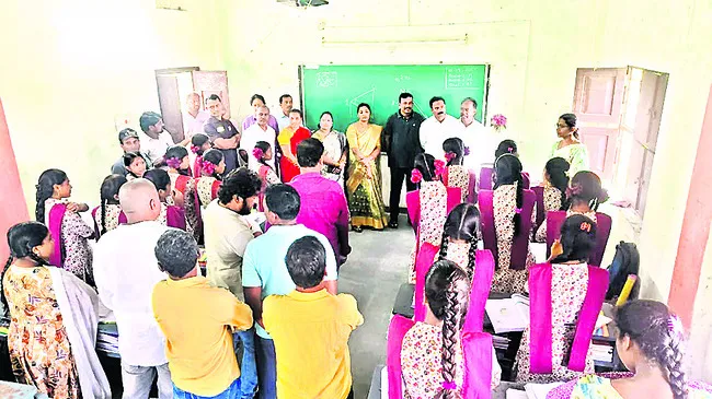 సారూ.. మా సమస్యలు పరిష్కరించండి
