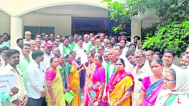 రీజినల్ రింగ్ రోడ్డు అలైన్మెంట్ మార్చాలని ధర్నా