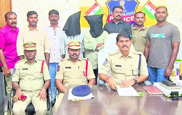 గణేశ్ ఉత్సవాల్లో గంజాయి దందా