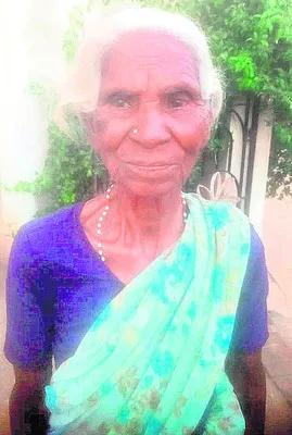 పింఛన్‌ కోసం వృద్ధురాలి వేడుకోలు 